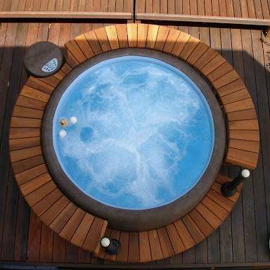 Softub 300 - 5-6 Person Hot Tub