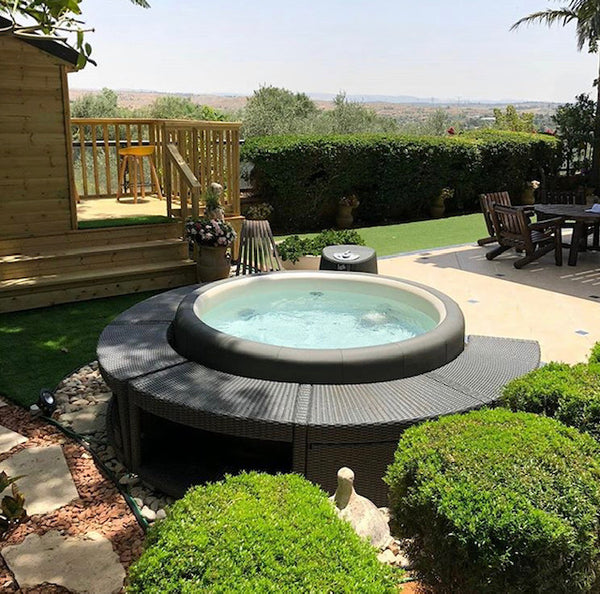 Softub 220 - 3-4 Person Hot Tub